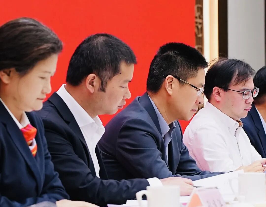 东融科技集团董事长胡玉建(左三)在会议现场.jpg