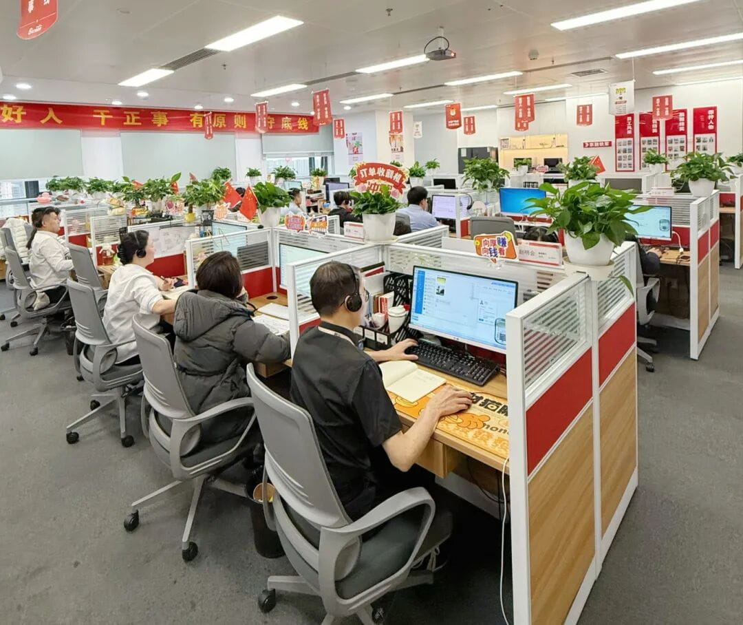 东融助贷上海分公司职场环境一角.jpg