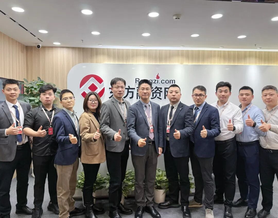 东融董事长胡玉建一行与上海分公司管理层合影.jpg