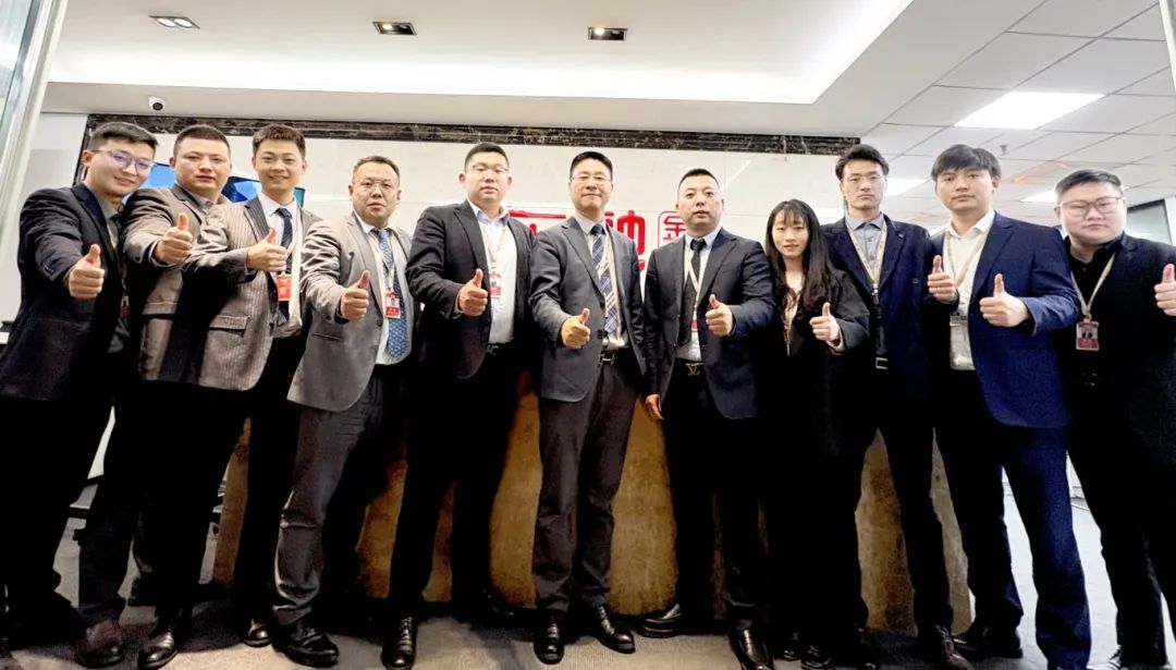 东融金服董事长胡玉建一行与常州分公司管理层合影.jpg