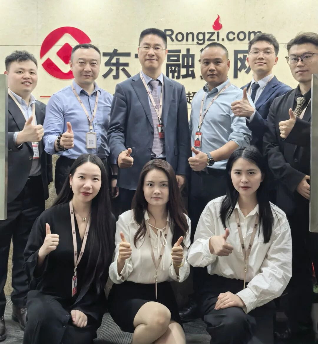 东融(东方融资网)董事长胡玉建一行与武汉分公司管理层合影.jpg
