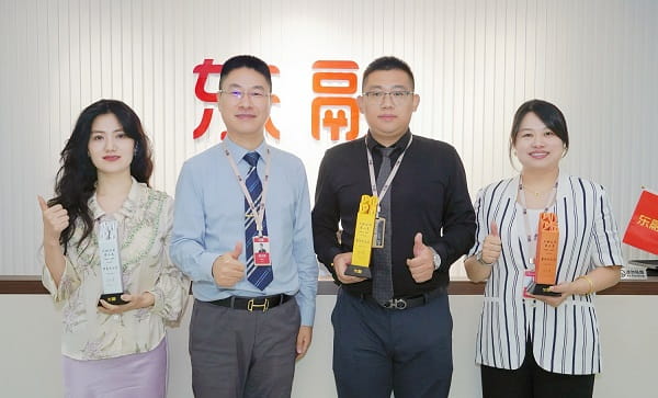 董事长胡玉建与常州分公司总经理周焕柠(右二)、青岛分公司高级总经理苏玉(左一)、嘉兴分公司总经理刘晓倩(右一)合影.jpg