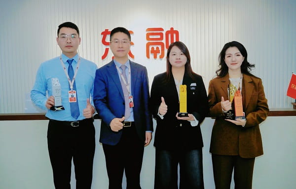 董事长胡玉建与嘉兴分公司总经理刘晓倩（右二）、南通分公司总经理吴建宇（左一）、青岛分公司高级总经理苏玉（右一）合影