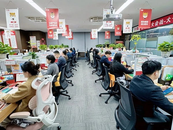 东融助贷董事长一行视察南通分公司,深耕助贷领域,合规筑牢根基(图2) 南通分公司职场环境一角