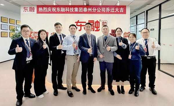 东融助贷泰州分公司乔迁,15年积淀+AI赋能解锁区域助贷新征程(图1) 董事长一行与泰州分公司管理层合影.jpg